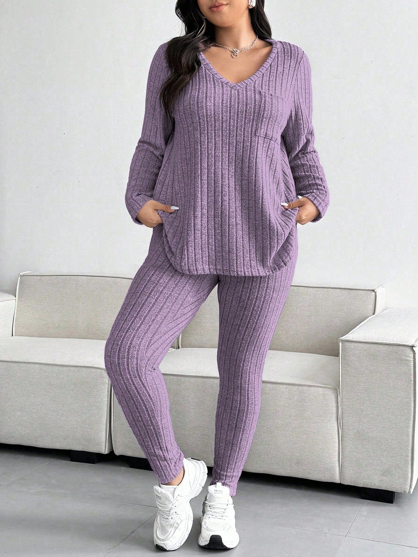 Conjunto Feminino de Blusa com Decote em V e Calça plus size Emilie.