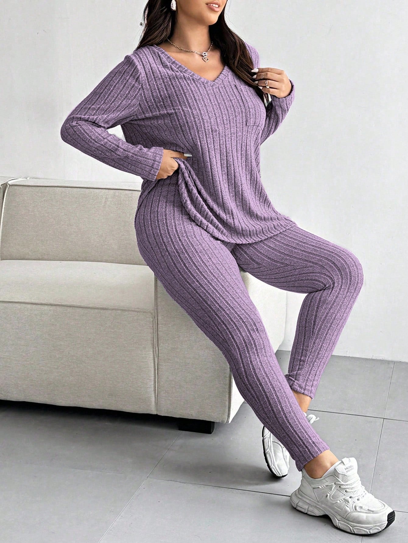 Conjunto Feminino de Blusa com Decote em V e Calça plus size Emilie.