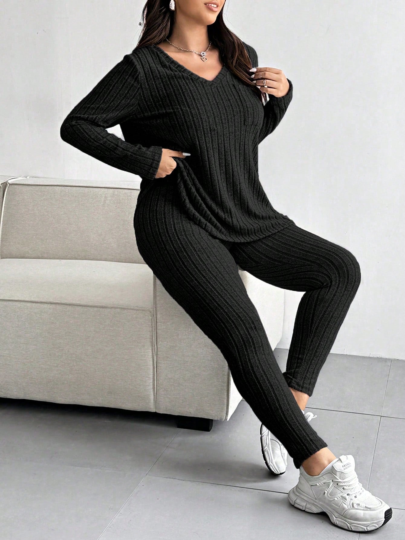 Conjunto Feminino de Blusa com Decote em V e Calça plus size Emilie.