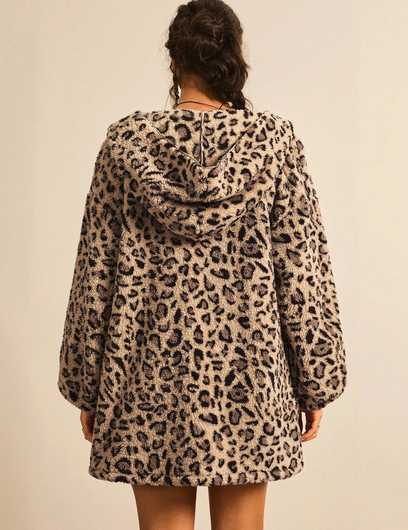 Jaqueta_Feminina_Reversivel_com_Capuz_Plus_Size_Paola_9.webp
