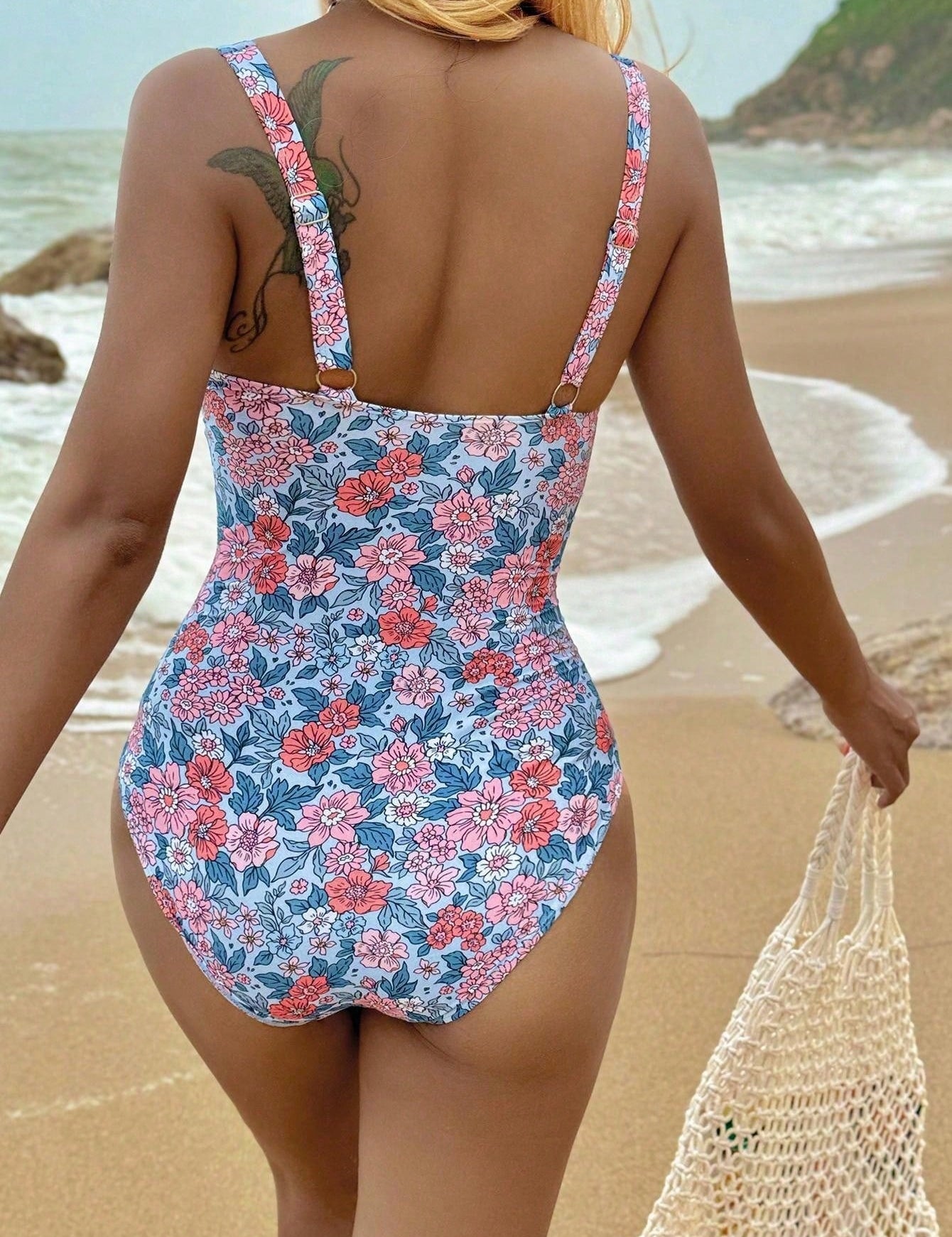 Maio_feminino_com_estampa_floral_e_detalhe_enrugado_Nelly_6.jpg