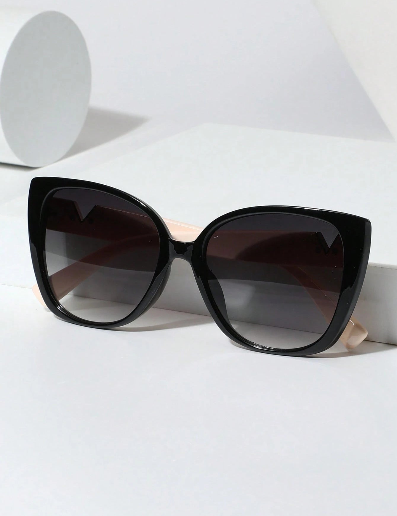 OculosFemininodeArmacaoGrossaRetroCasual-Leone_11.webp