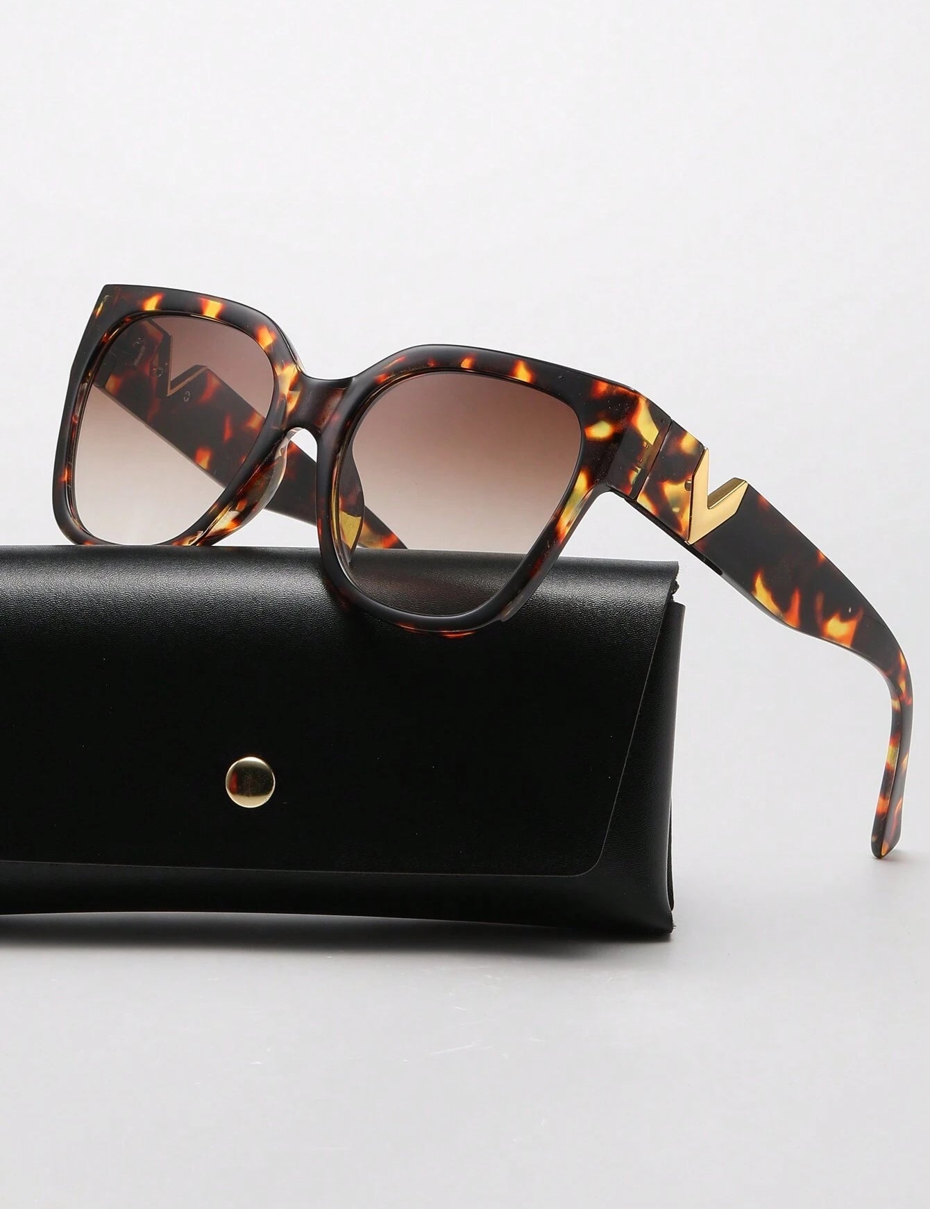 OculosFemininodeArmacaoGrossaRetroCasual-Leone_16.webp
