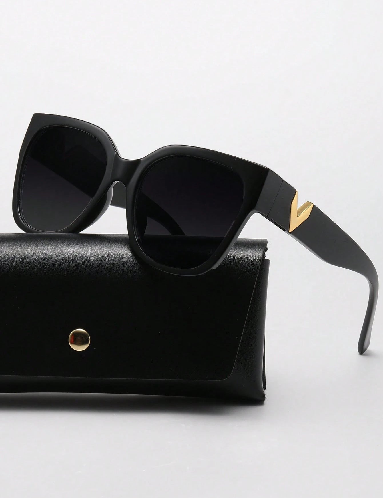 OculosFemininodeArmacaoGrossaRetroCasual-Leone_30.webp