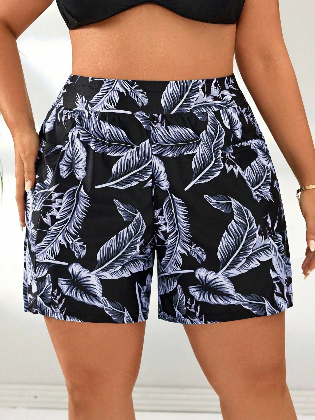 Short Feminino  de Praia com bolso Lateral. Plus Size