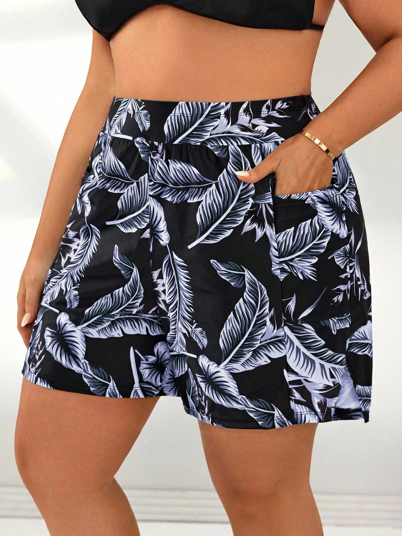 Short Feminino  de Praia com bolso Lateral. Plus Size