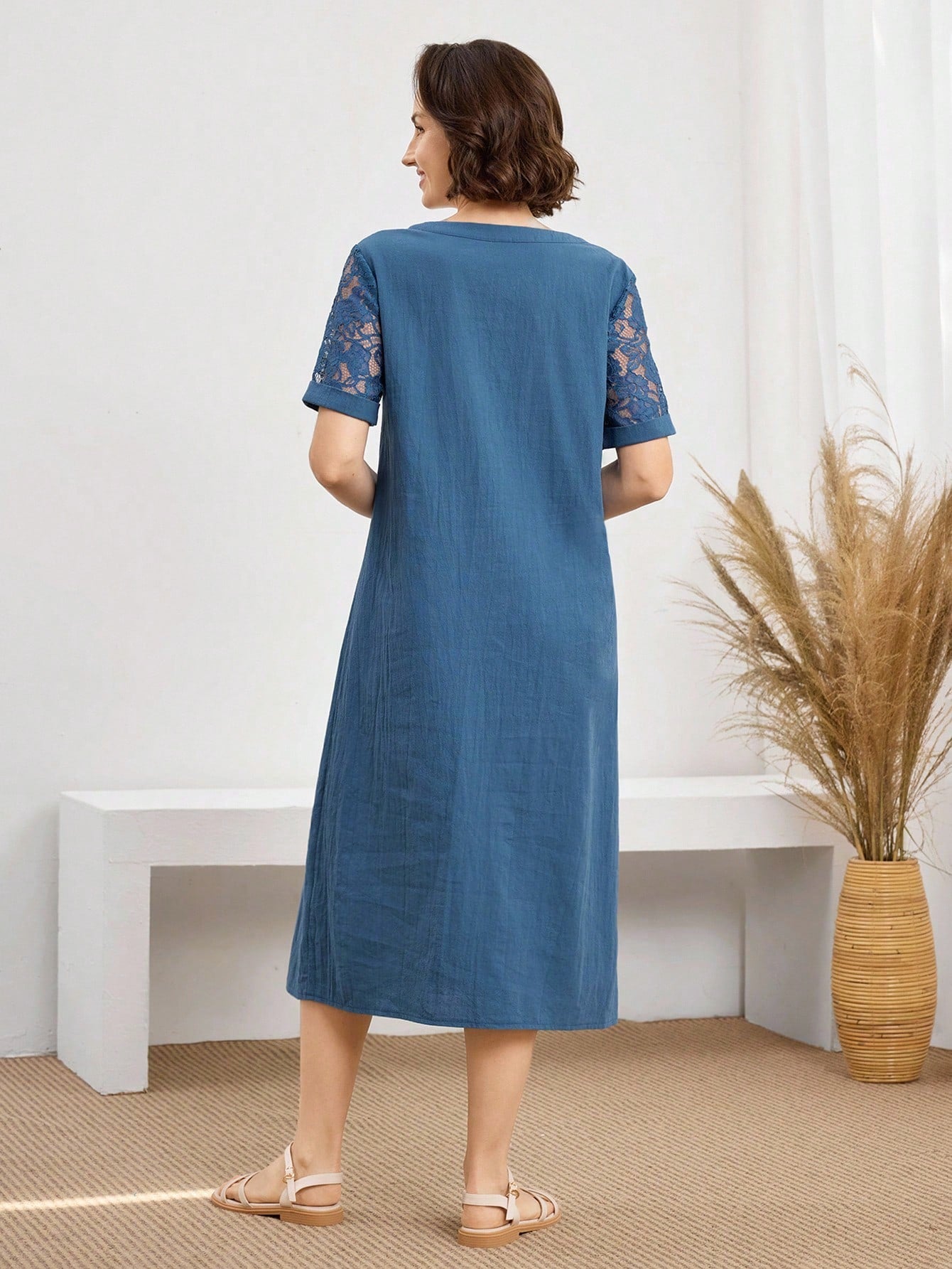 Vestido Feminino Decote em V em Renda - Gergia