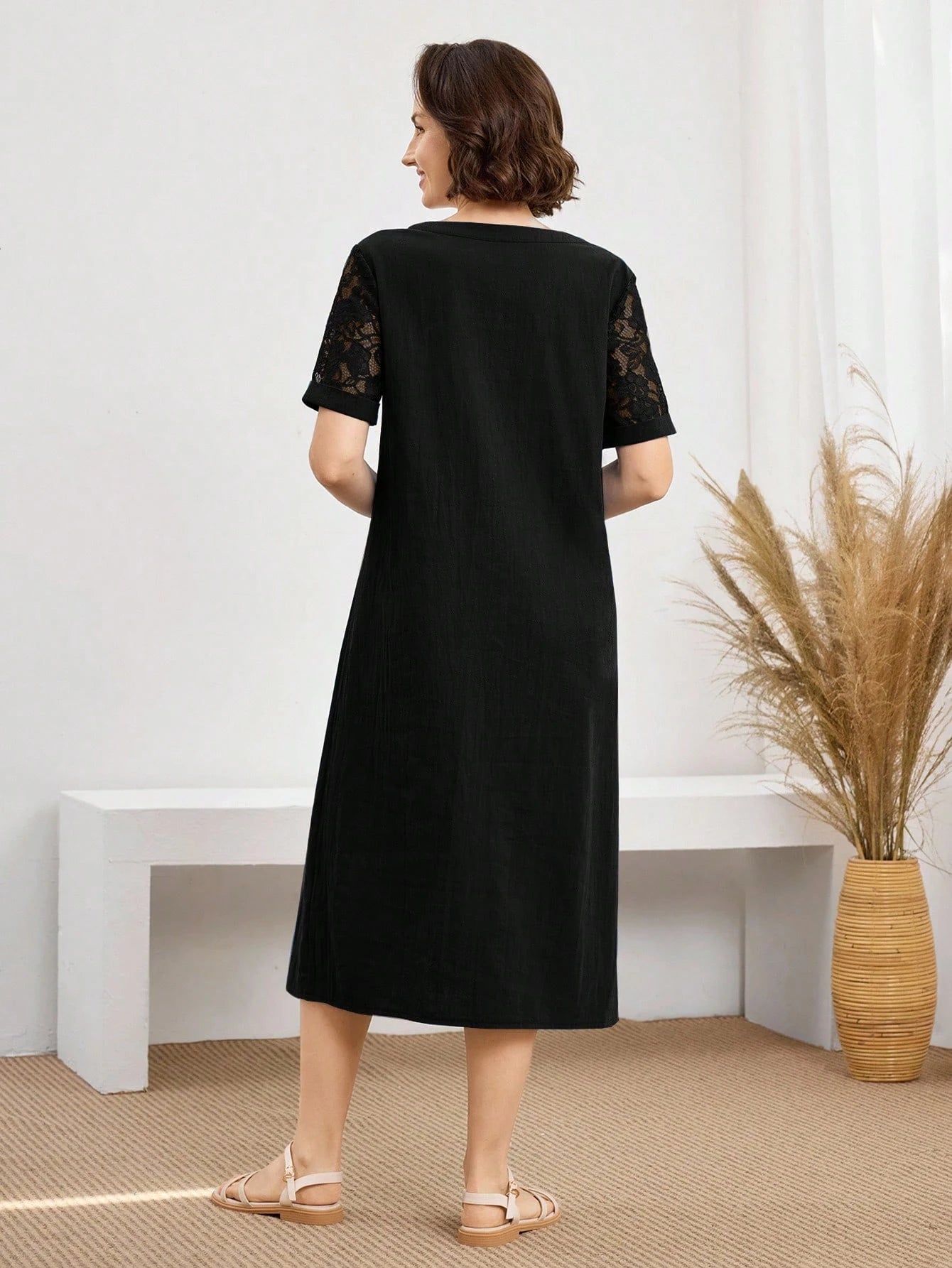 Vestido Feminino Decote em V em Renda - Gergia