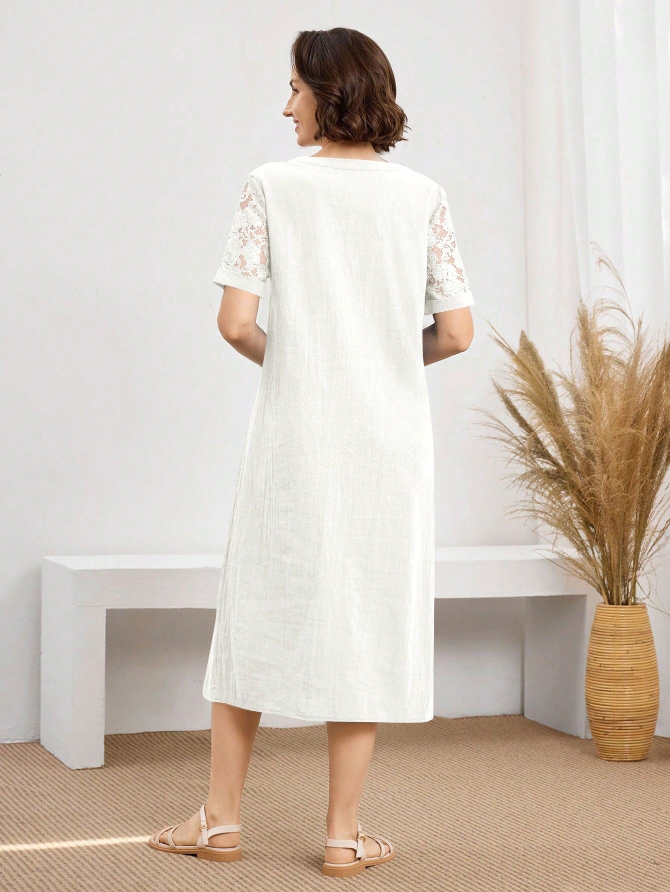 Vestido Feminino Decote em V em Renda - Gergia