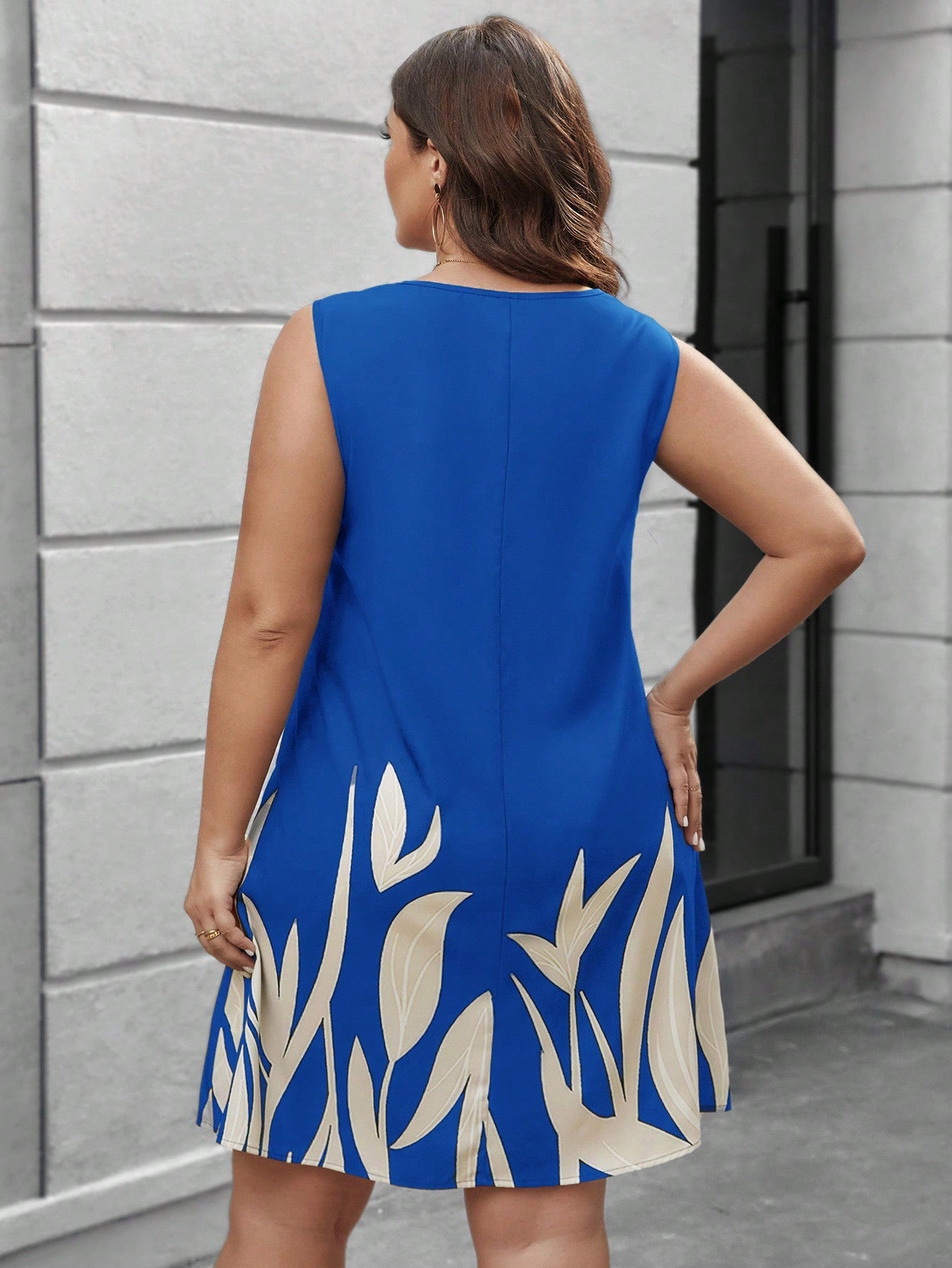 Vestido Feminino com gola V Lilibeth. Plus Size