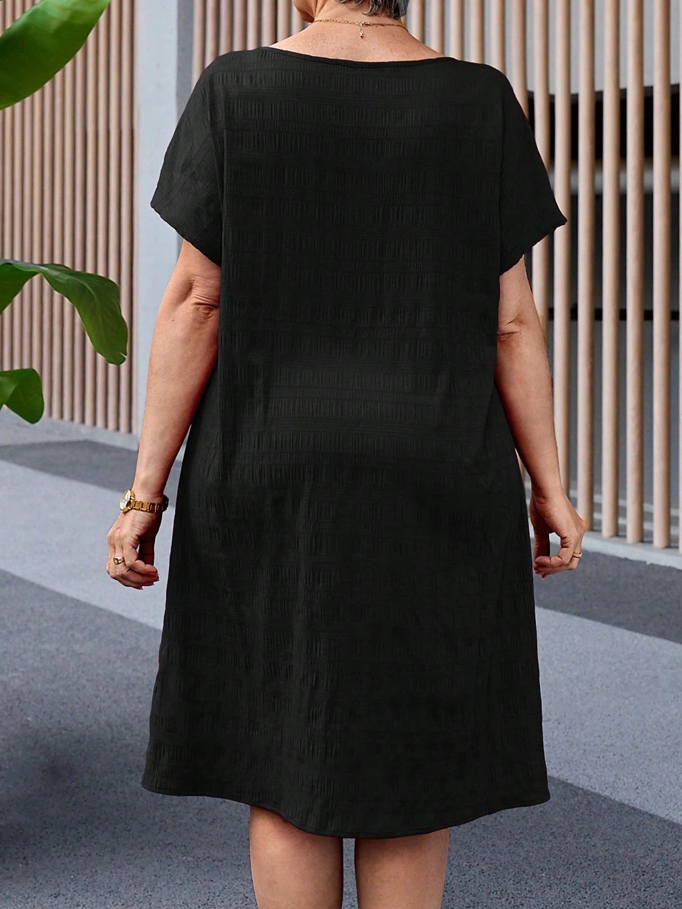 Vestido Feminino de Mangas Morcego - Essence. Plus Size