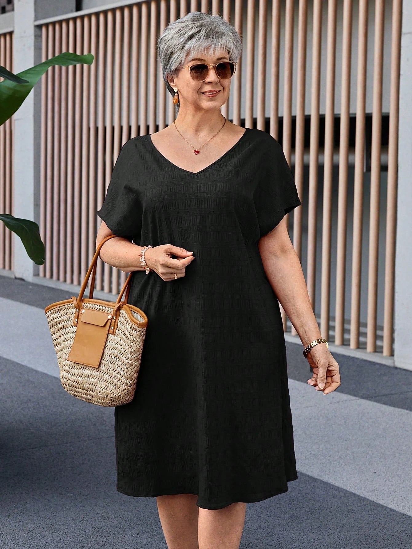 Vestido Feminino de Mangas Morcego - Essence. Plus Size