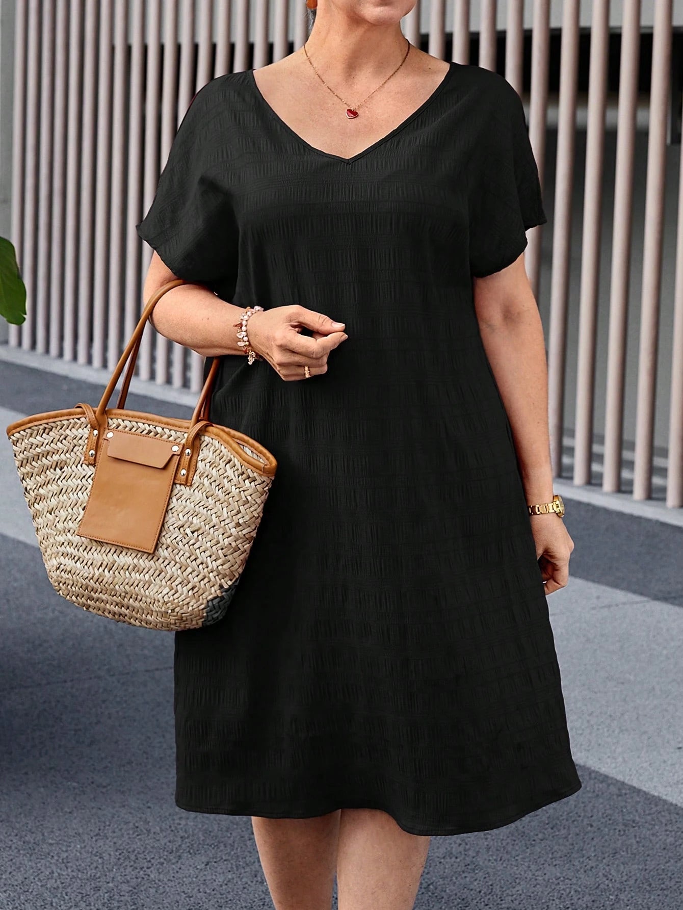 Vestido Feminino de Mangas Morcego - Essence. Plus Size