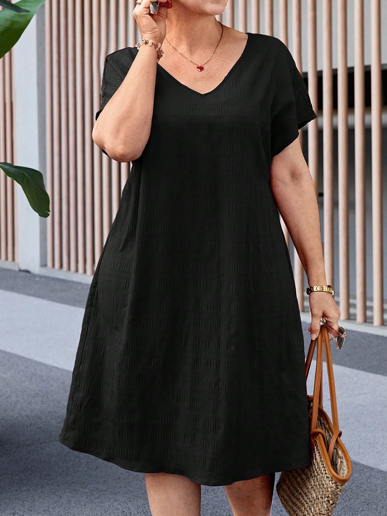 Vestido Feminino de Mangas Morcego - Essence. Plus Size