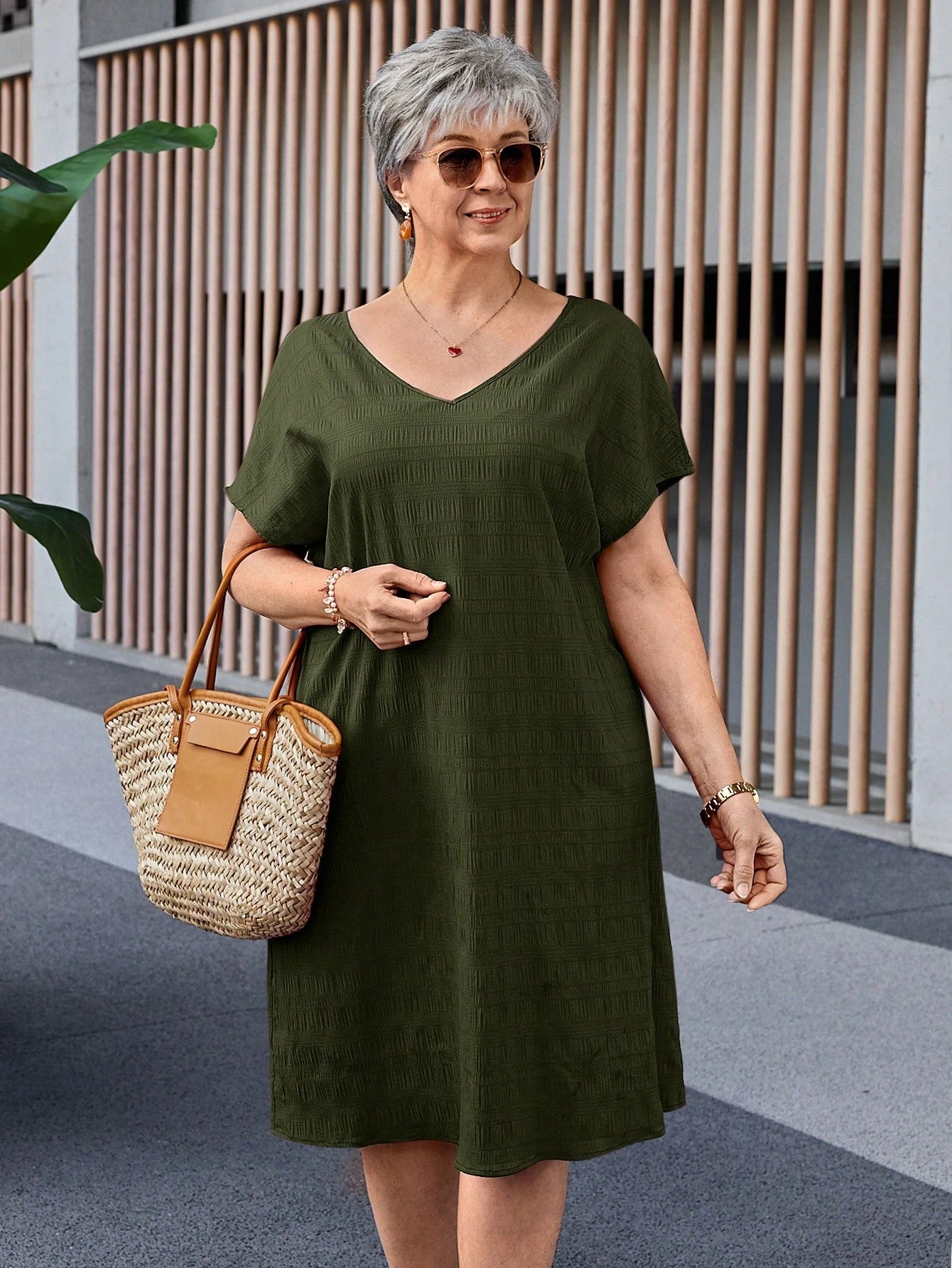 Vestido Feminino de Mangas Morcego - Essence. Plus Size