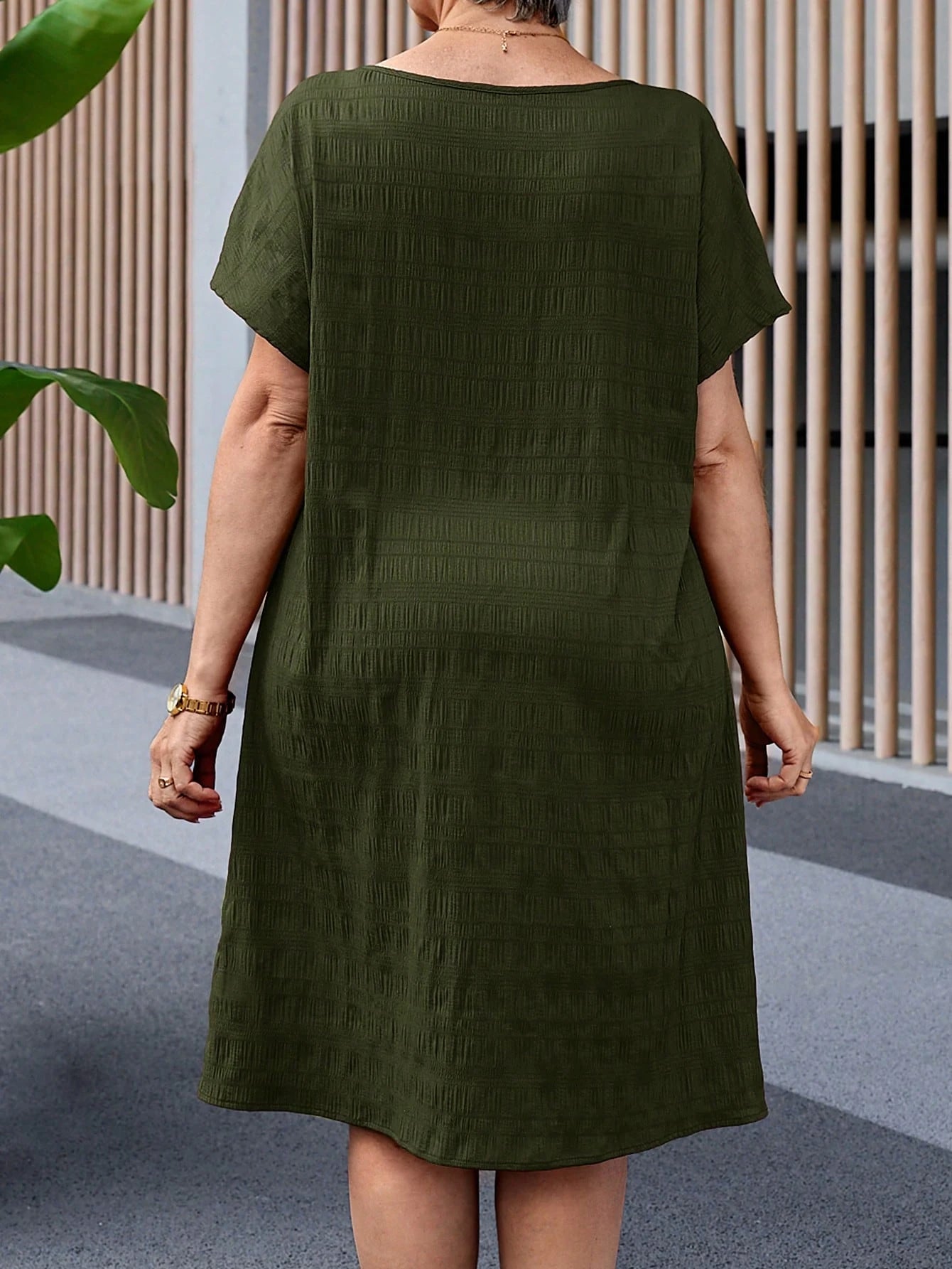 Vestido Feminino de Mangas Morcego - Essence. Plus Size