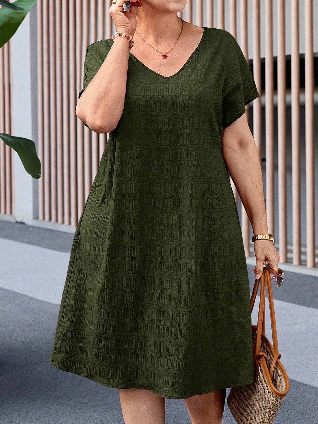 Vestido Feminino de Mangas Morcego - Essence. Plus Size