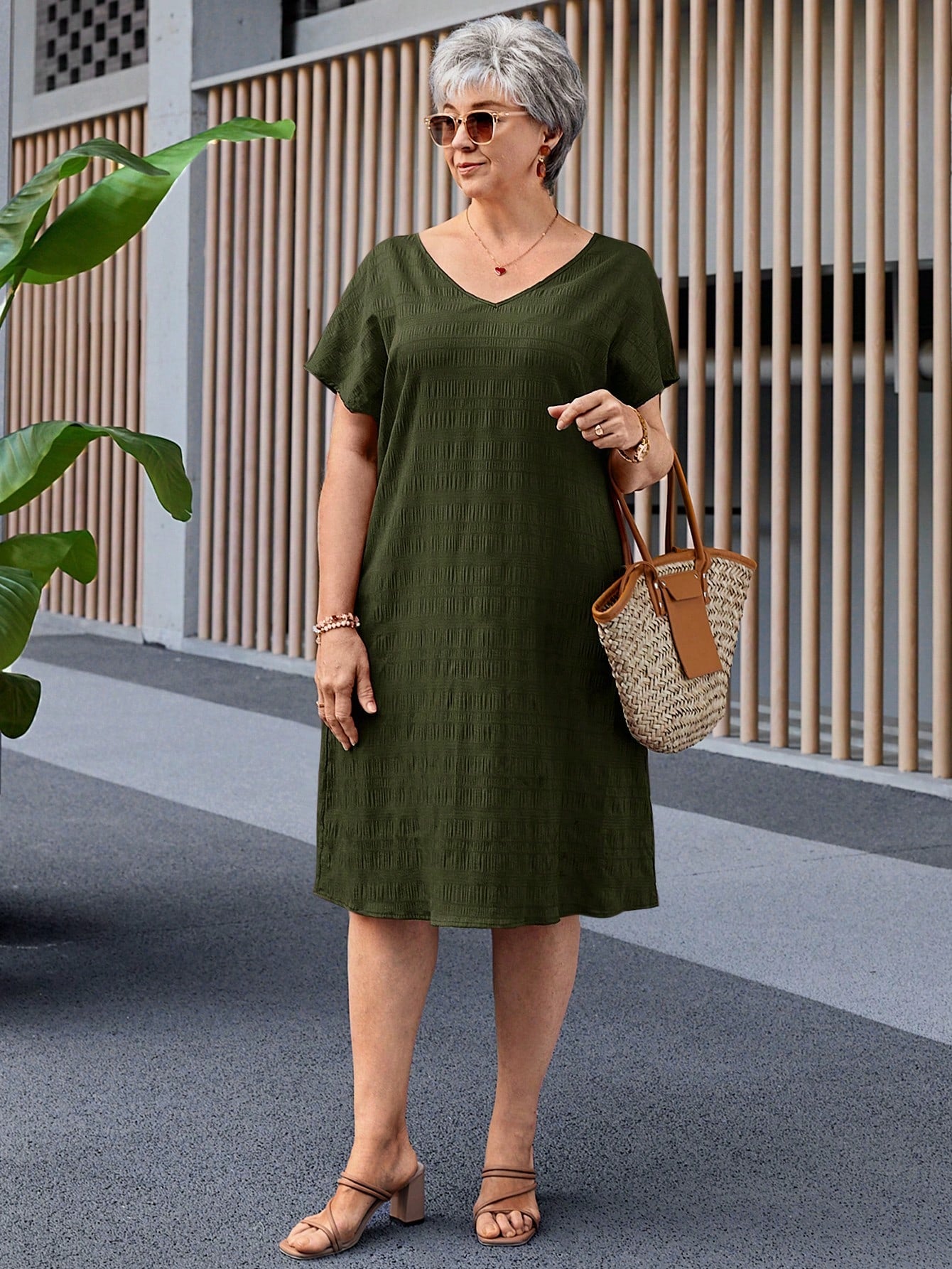 Vestido Feminino de Mangas Morcego - Essence. Plus Size