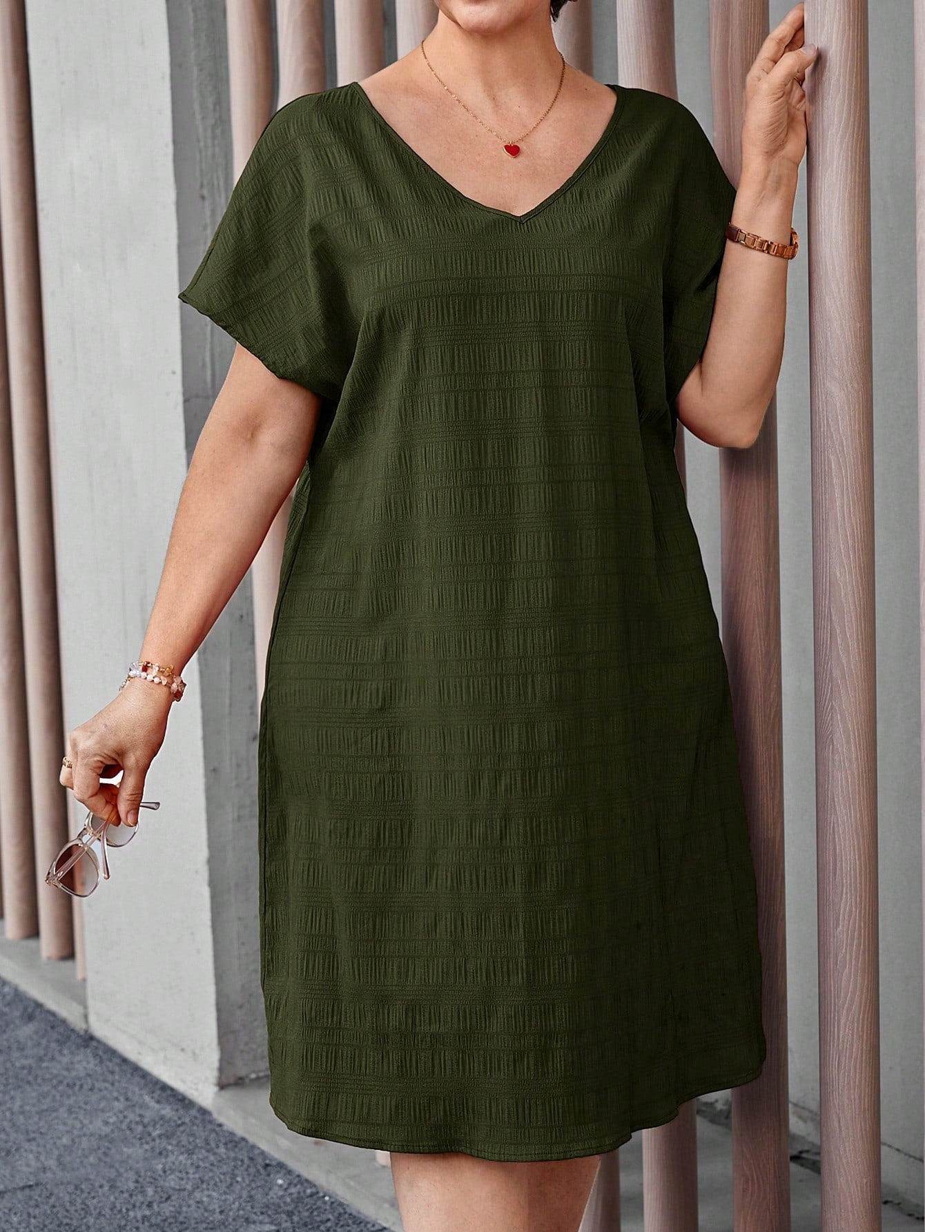 Vestido Feminino de Mangas Morcego - Essence. Plus Size