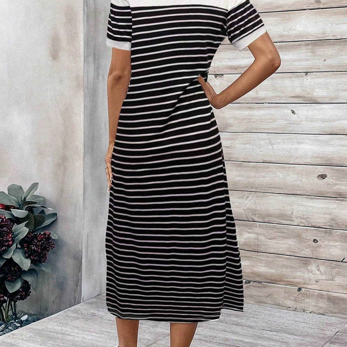 Vestido Femenino cumprido manga curta com estampas listradas e botões na frente Miranda