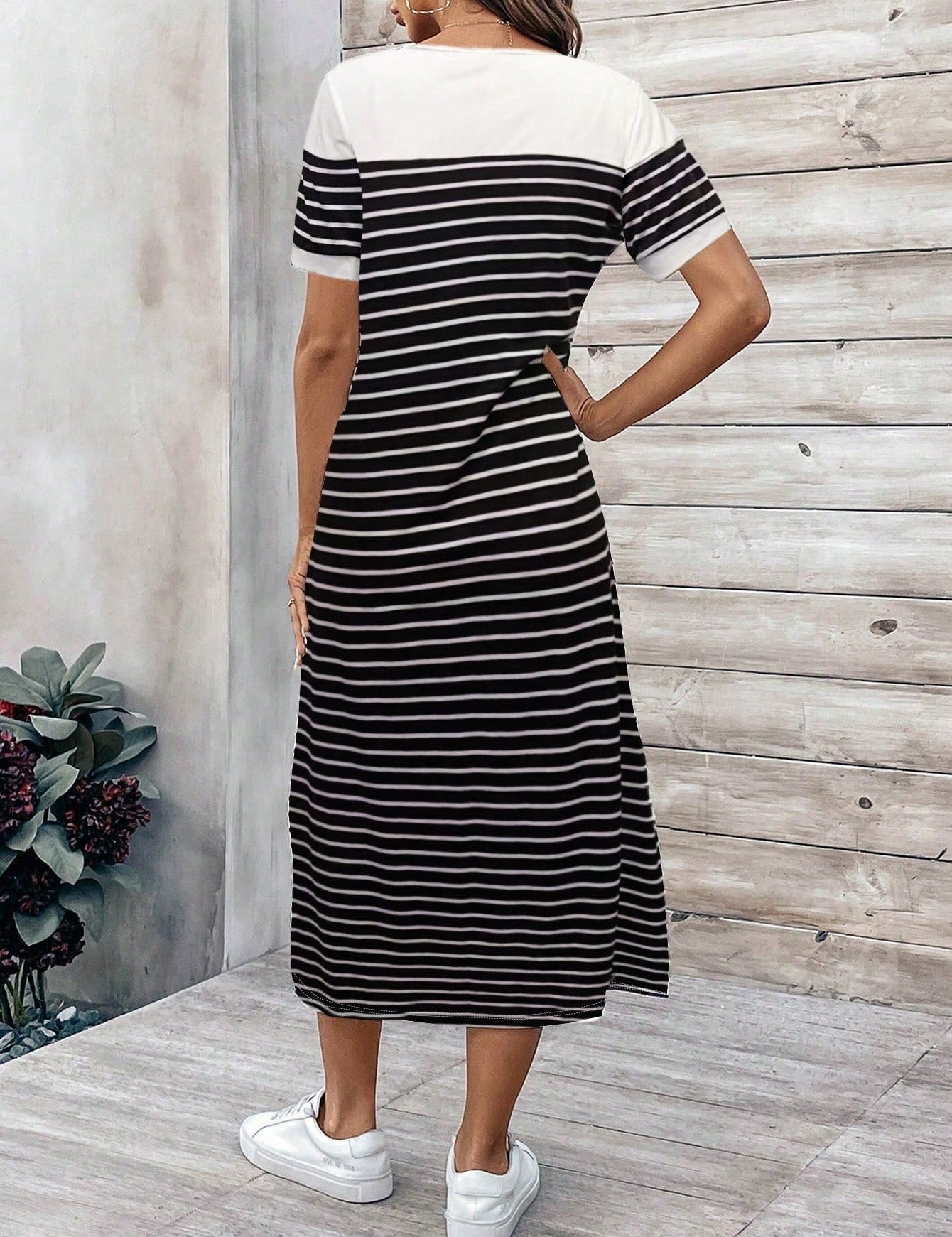 Vestido Femenino cumprido manga curta com estampas listradas e botões na frente Miranda